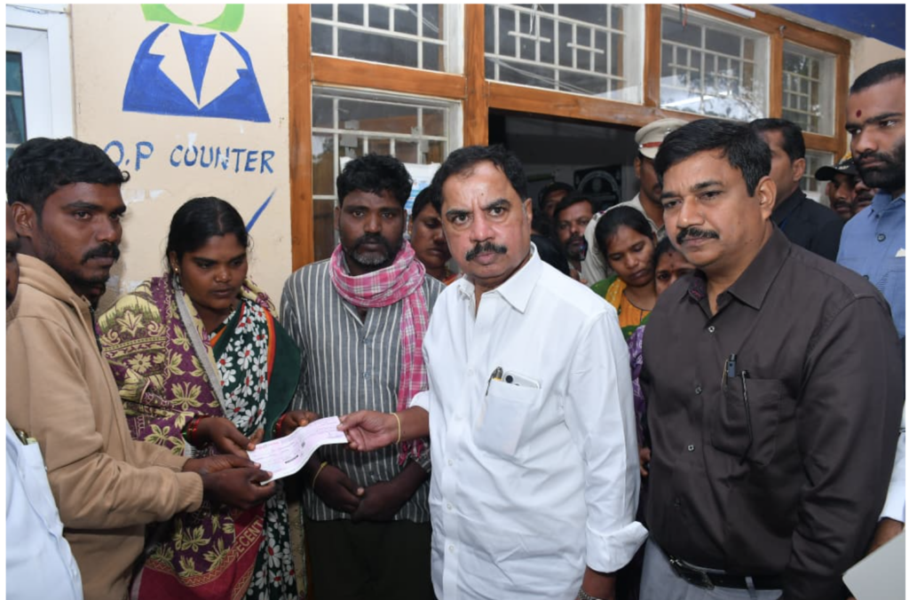 రాత్రి హామీ.. ఉదయానికే పరిహారం చెక్కు అందజేత..