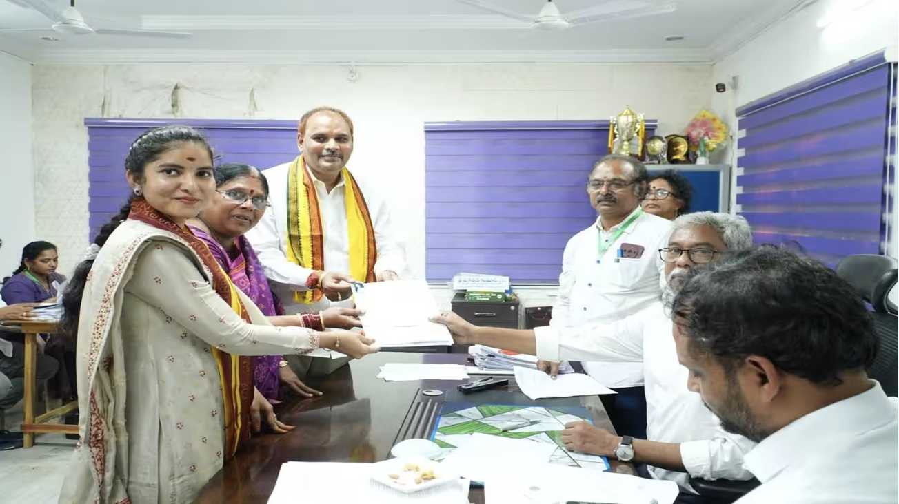 రెండు జెడ్పీటీసీ స్థానాలకు చిన్న శ్రీను కుమార్తె సిరి సహస్ర నామినేషన్.. పోటీగా మరో ఇద్దరు టీడీపీ నేతలు!